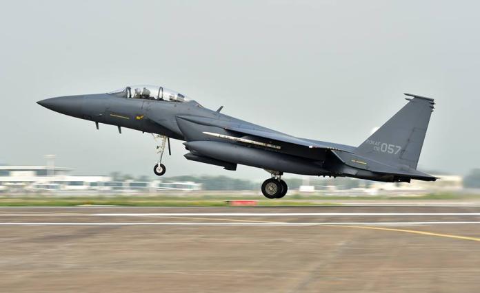 ▲南韓空軍F-15K戰機攜帶金牛座空對地飛彈升空。（圖／南韓空軍 ）
