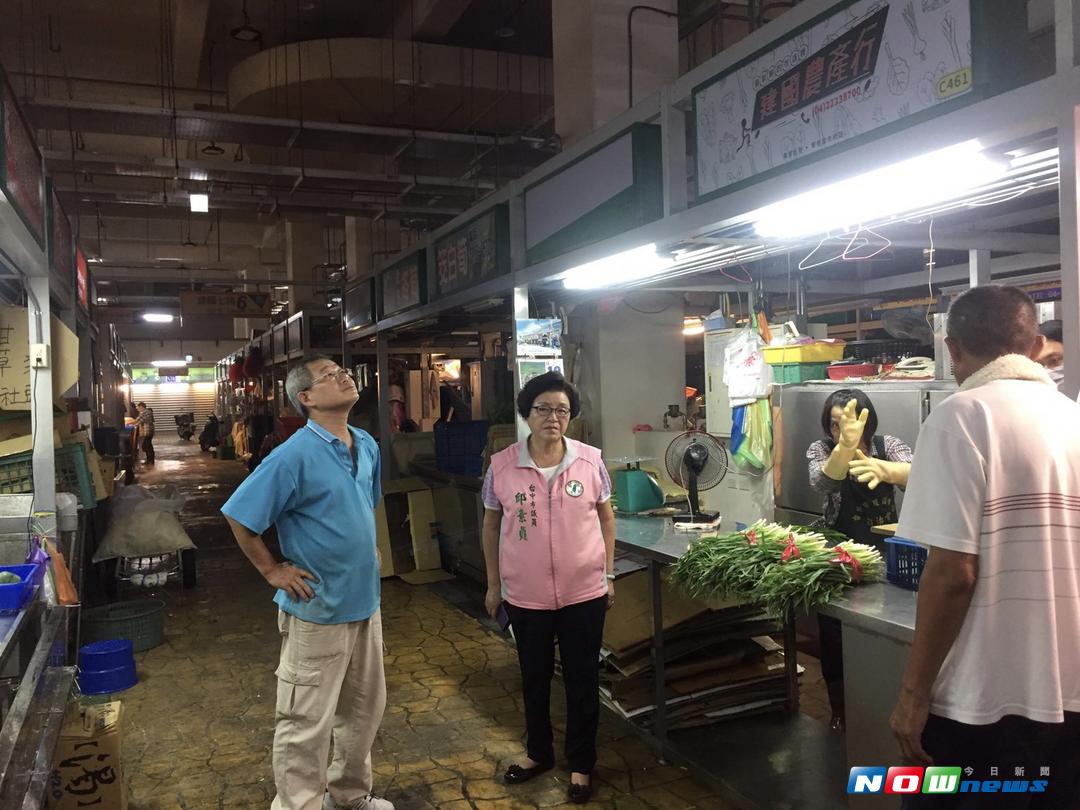 ▲目前為全國最大公有零售市場，新建國市場內部通風效果不佳，傳出民眾熱昏，攤商向市議員邱素貞求援，爭取改善設備。（圖／柳榮俊攝 , 2017.9.13）