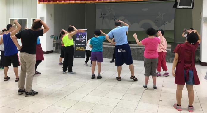 ▲板橋區公所今年街舞的推廣課程，特別與收容心智障礙者的「愛立發展中心」合作，在板橋五權公園活動中心開設街舞關懷的課程。（圖／板橋區公所）