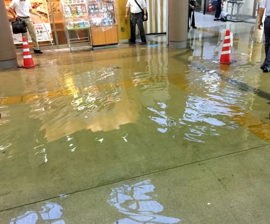 ▲日本奈良縣12日遭暴雨襲擊，造成車站淹水。（圖／翻攝自朝日新聞）
