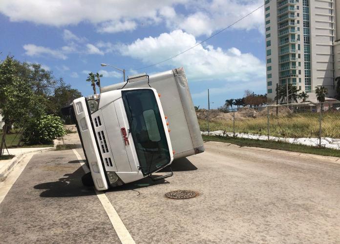 ▲怪獸颶風艾瑪（Irma）登陸美國佛羅里達州，強風將陸上行駛的卡車吹翻。（圖／達志影像／美聯社）