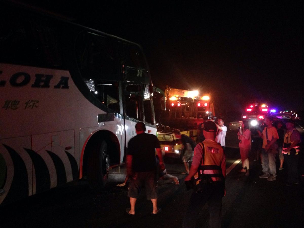 ▲11日晚間近12點間，一輛阿囉哈客運北上行經國道中山高岡山交流道附近時，疑似為閃避前方車輛發生自撞護欄意外，釀成6死11傷。（圖／高市消防局提供 , 2017.09.12）
