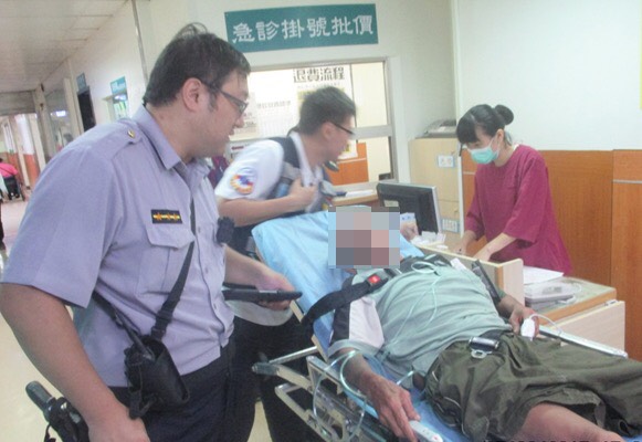 警方及時伸出援手，將李姓老翁送往醫院就醫。（圖／旗山分局提供，2017.09.12）