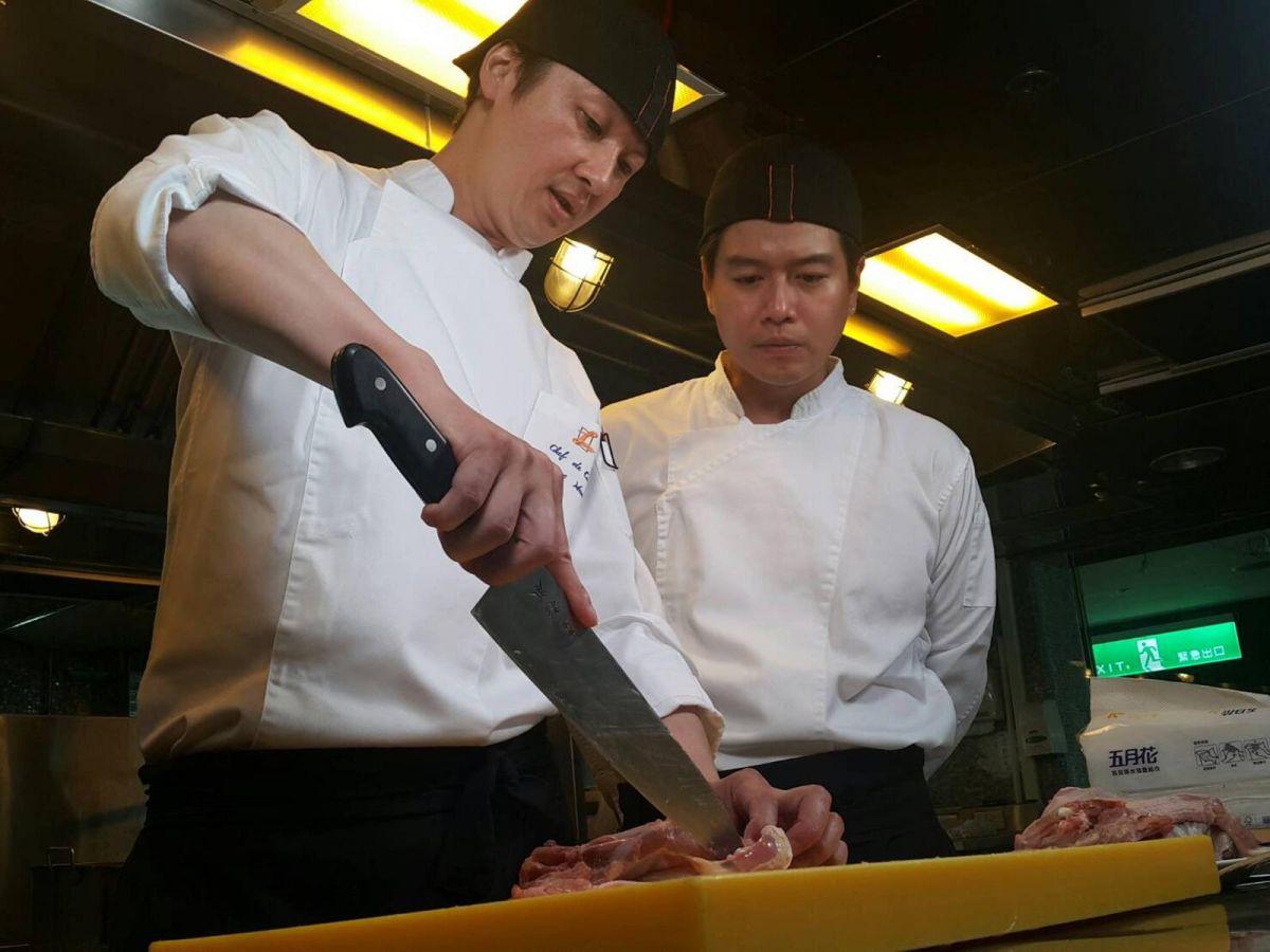 ▲李易（右）拜師名廚。（圖／三立提供 , 2017.09.12）