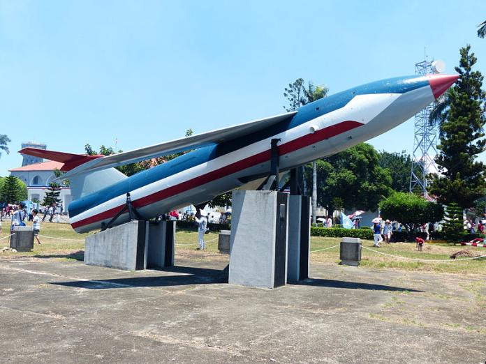 ▲台南空軍基地陳展的MGM-1鬥牛士（Matador）飛彈模型。（圖／維基百科 ）
