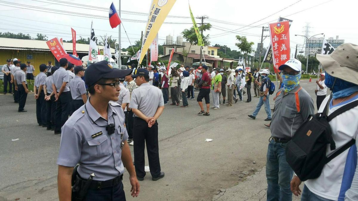 ▲陳抗民眾被200多名警力隔離上百公尺遠，無法近距離靠近蔡英文。（圖／記者陳維鈞翻攝 , 2017.09.11）
