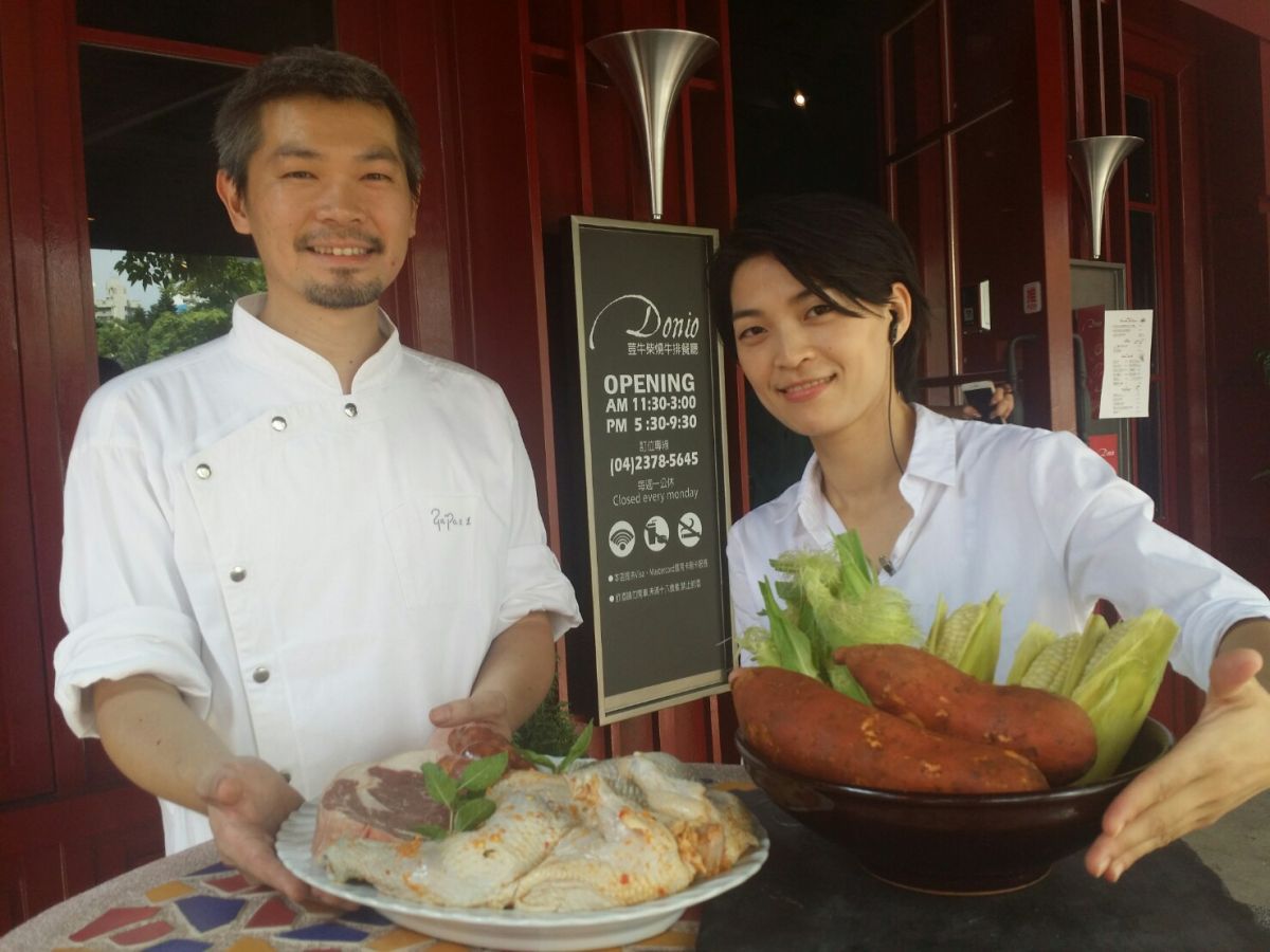▲台中「荳牛」牛排餐廳，因應中秋節推出外帶巴斯克燒烤組合包，讓民眾在家也能品嘗異國燒烤美味（圖／金武鳳攝 , 2017.9.11）