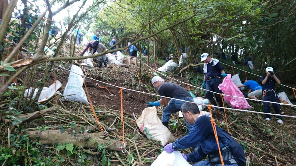 ▲只要有心沒有清不完的垃圾，觀音山垃圾瀑布不見了（圖／慈濟基金會提供）
