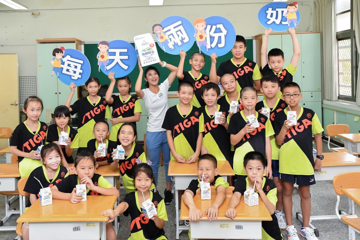▲雨農國小桌球隊與卓君澤呼籲孩童應每日攝取兩份奶。（圖／資料照片）