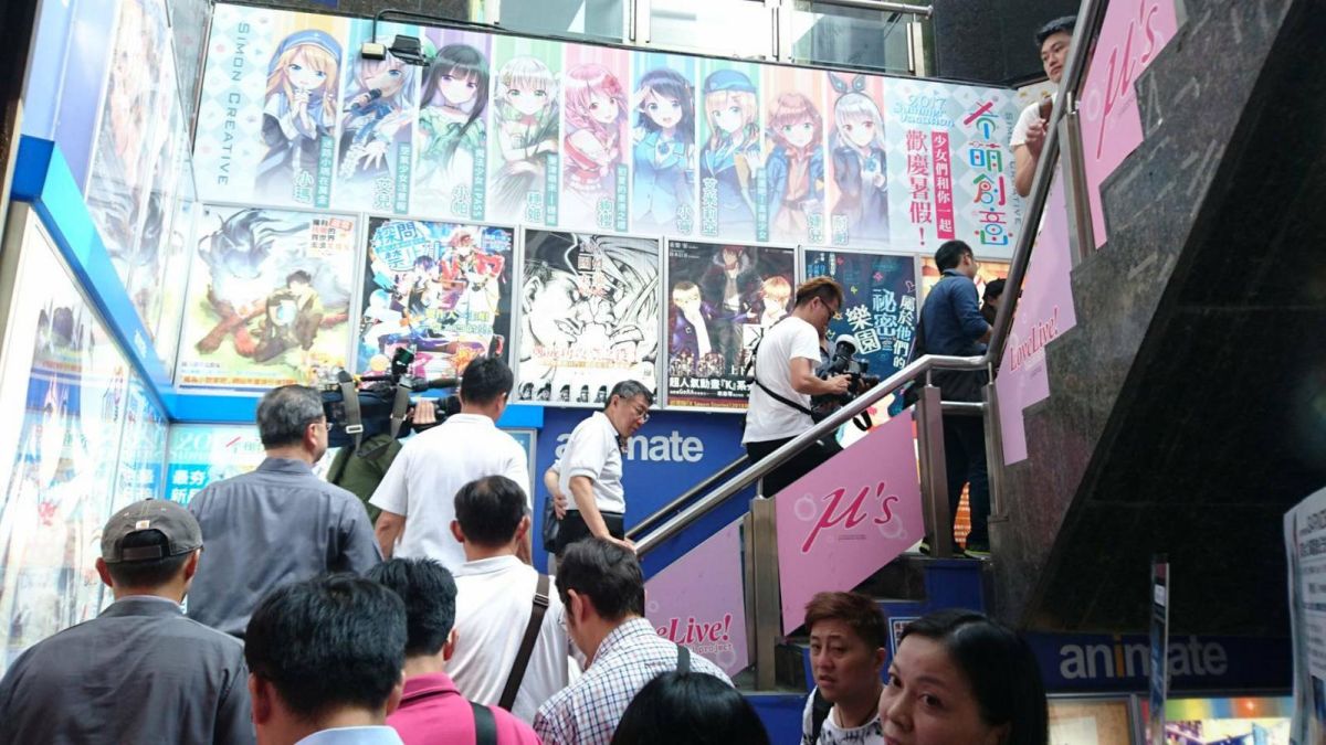 疑似台北市長柯文哲的「阿北」，被網友發現在逛安利美特。（圖／翻攝自PTT）