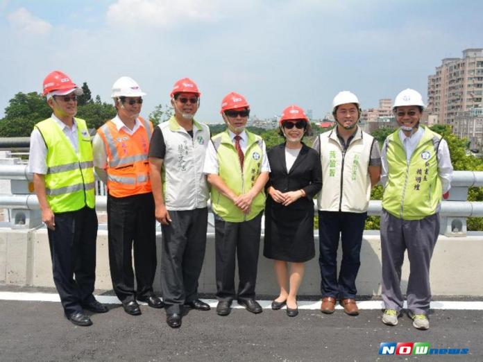 ▲圖說：嘉義市長涂醒哲\\(中\\)與路總局第五區養護工程處處長陳嘉盈\\(橘色衣\\)等人會同現場勘查。（圖／記者郭政隆攝影2017.9.9）