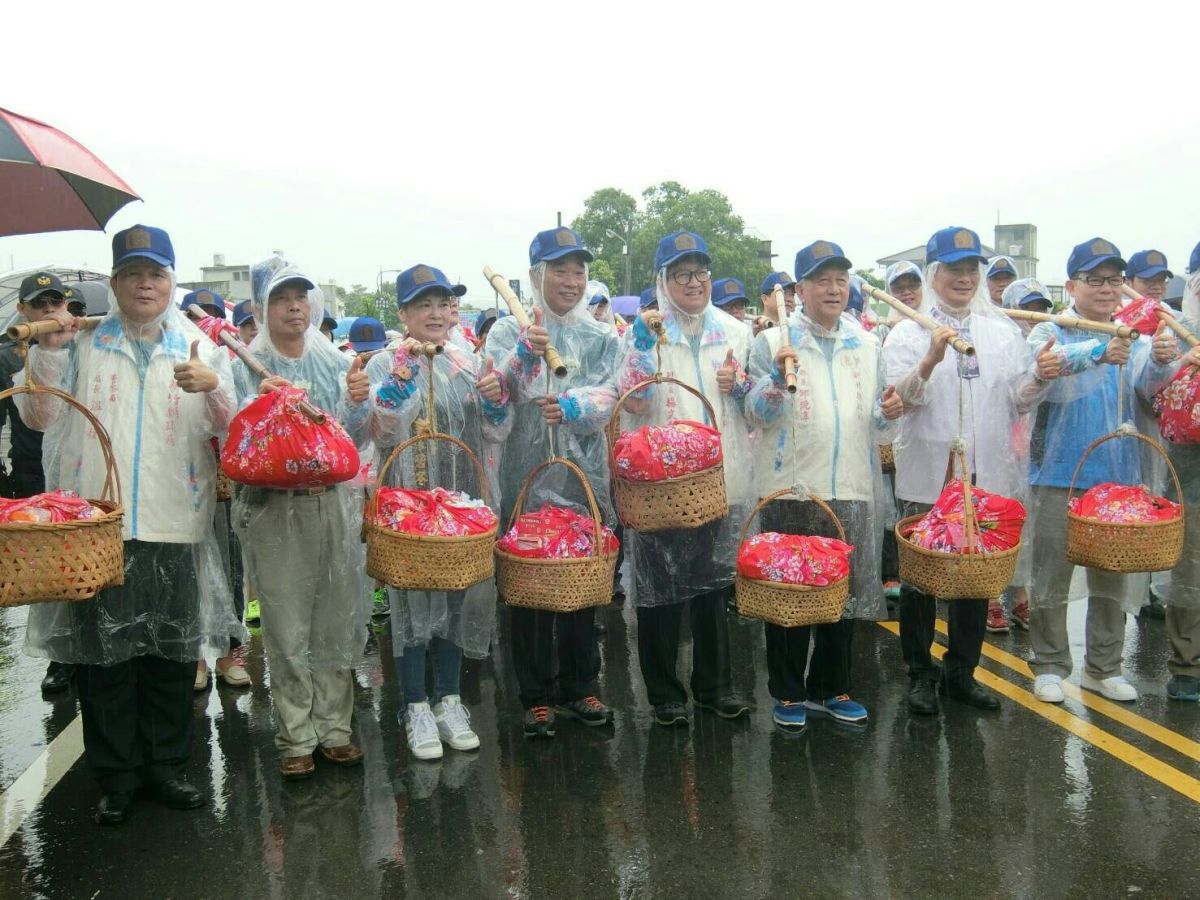 ▲警察勇士首度挑擔接力　創意彩繪神豬敬義民爺。（圖／新竹縣警局提供 , 2017.09.09）