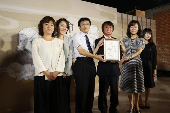 ▲成大校長蘇慧貞從美代子女士兒子泉浩平、泉晴次手中接下大禮，讓這近一世紀的深情永留校史。（圖／成大提供，2017.09.09）