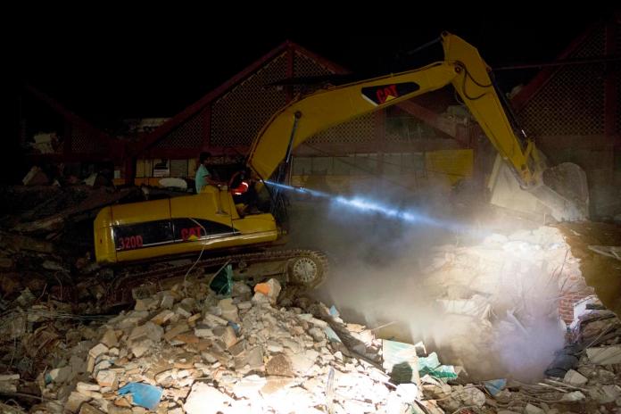 ▲墨西哥8日遭逢百年來最強地震，救難人員出動挖土機在廢墟中試圖尋找生還者。（圖／達志影像／美聯社）