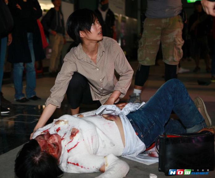 ▲《麻醉風暴2》首集裡，孟耿如在捷運爆炸戲中協助搶救傷患。（圖／公視提供，2017.09.09）