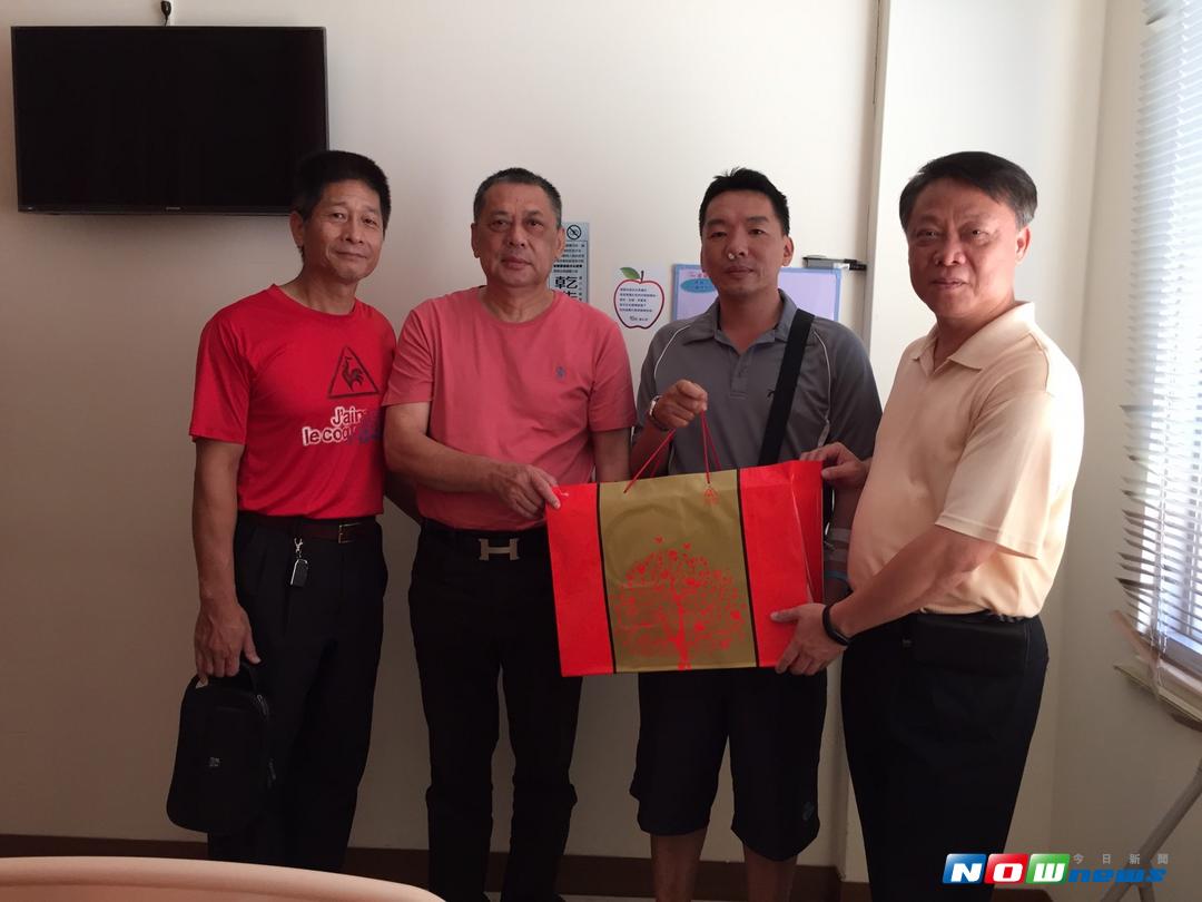 斗六警分局長蔡詳忠偕同斗六警友站主任鄭培蒼\\(左二\\)及副主任謝樹森\\(左一\\)前往慰問所長何圳生。（圖／記者蘇榮泉翻攝，2017.09.08）
