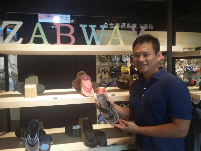 ▲夾腳拖代工廠第二代蘇致華自創ZABWAY品牌，要以台灣為起點行遍天下。（圖／金武鳳攝 , 2017.9.8）