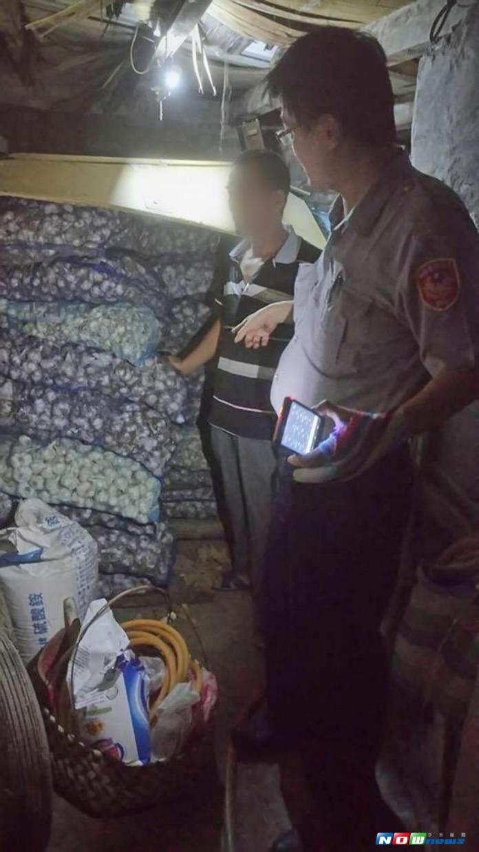 台西警察在偷蒜賊住處的置物間內，找出40包蒜頭。（圖／記者蘇榮泉翻攝，2017.09.08）