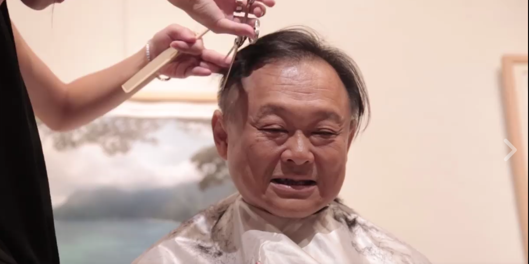 ▲台北市議員王世堅日前接受網路媒體邀訪，表示影片「點閱率破100萬要剃頭」，沒想到影片真的點閱率破百萬，王世堅8日兌現承諾，當場剃頭。（圖／翻攝自王世堅臉書）