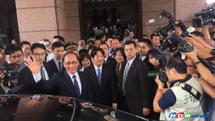 ▲新任行政院長賴清德，送前任院長林全離開行政院。（圖／彭媁琳攝 , 2017.09.08）