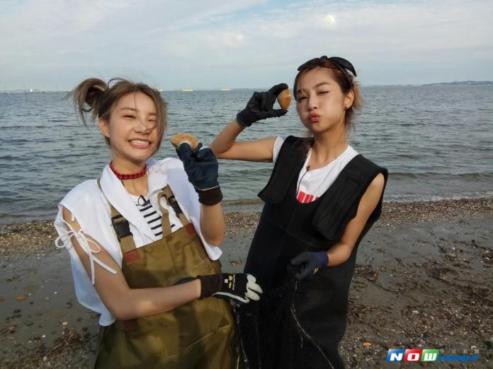 ▲Hi Jon（左）、Yumi到美濱町十字海灘撈大蛤。（圖／亞洲旅遊台提供，2017.09.08）