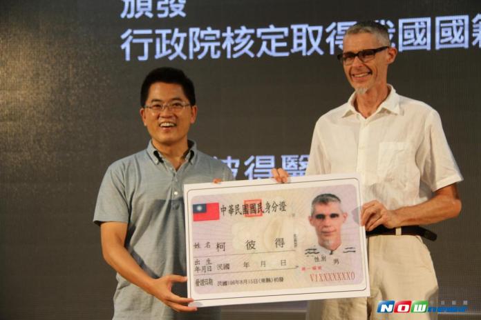 ▲頒贈來自澳大利亞目前服務於台東基督醫院的柯彼得醫師我國國民身分證。（圖／台東縣政府提供，2017.09.07）