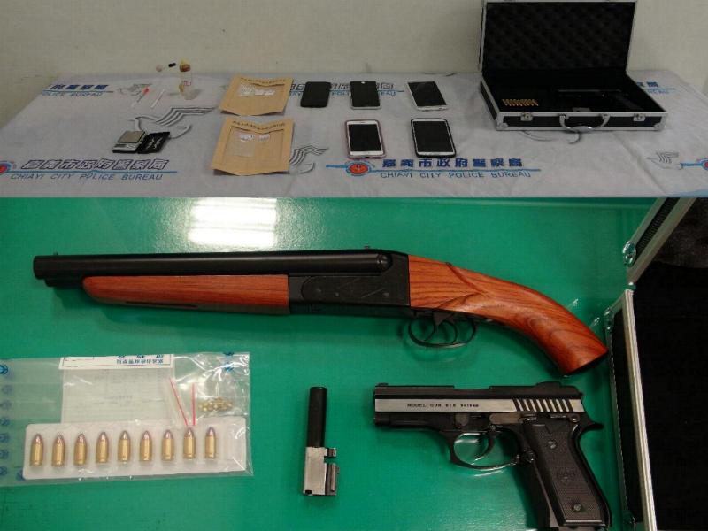 ▲警方查獲的毒品、槍彈等證物。（圖／記者郭政隆翻攝）