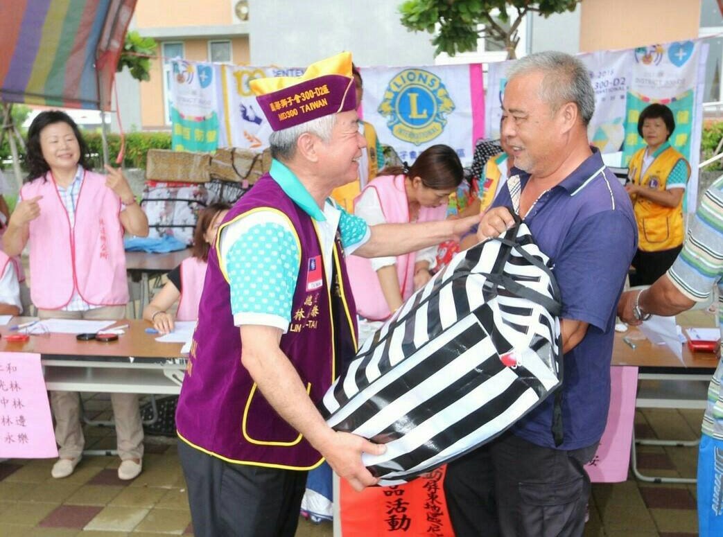 ▲國際獅子會300-D二區總監林國泰〈左〉，率同屏東縣和高雄地區的分會至林邊鄉致贈民生物資低收入戶。（圖／國際獅子會提供 , 2017.09.07）