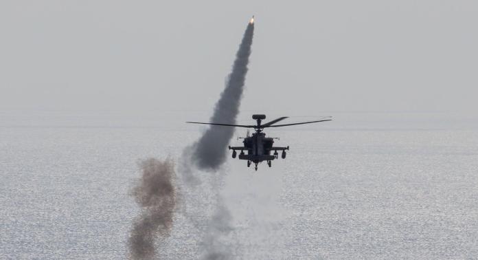 ▲陸軍AH-64E阿帕契攻擊直升機於九鵬基地進行刺針飛彈實彈射擊，精準命中目標。（圖／軍聞社提供）