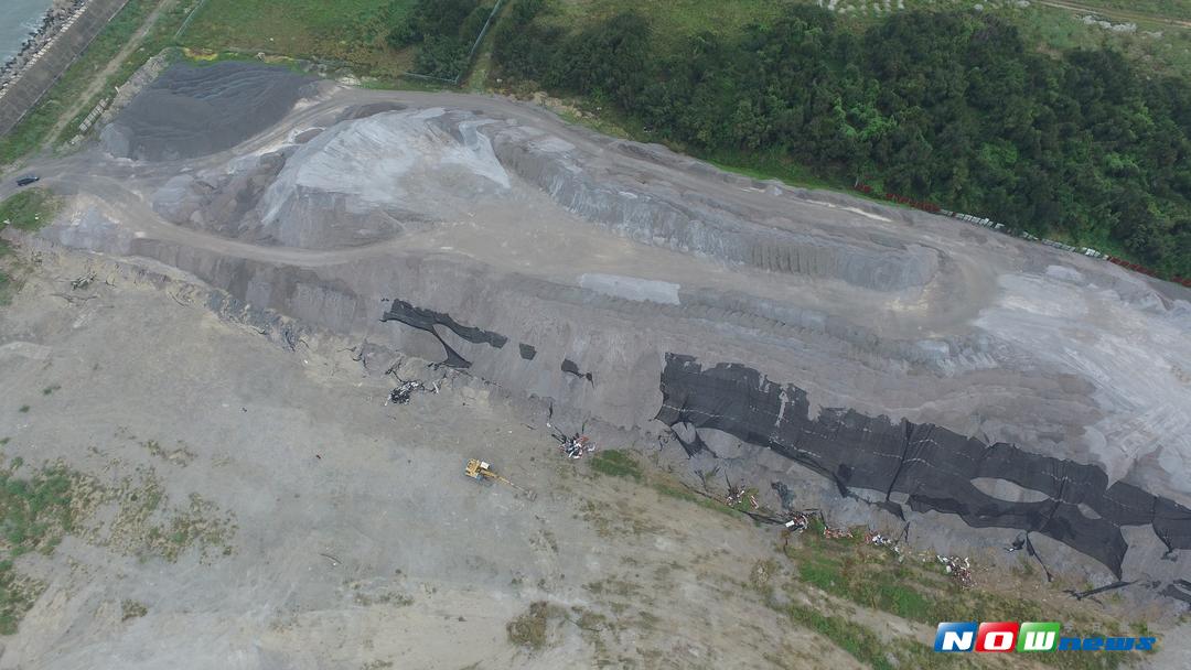 ▲中港區業者非法堆置逸散性粒料 中市府開罰令停工。（圖／環保局提供 , 2017.9.7）