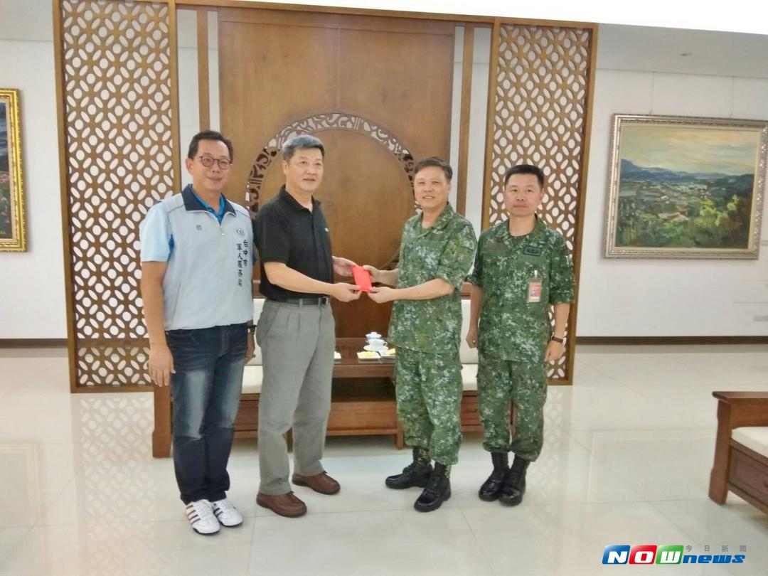 ▲蚨盈股份有限公司\\(合歡山松雪樓餐廳\\)鄒盛達董事長\\(左2\\)致贈餐眷慰勉官兵保家衛國的辛勞（圖／陳應交攝 , 2017.09.07）