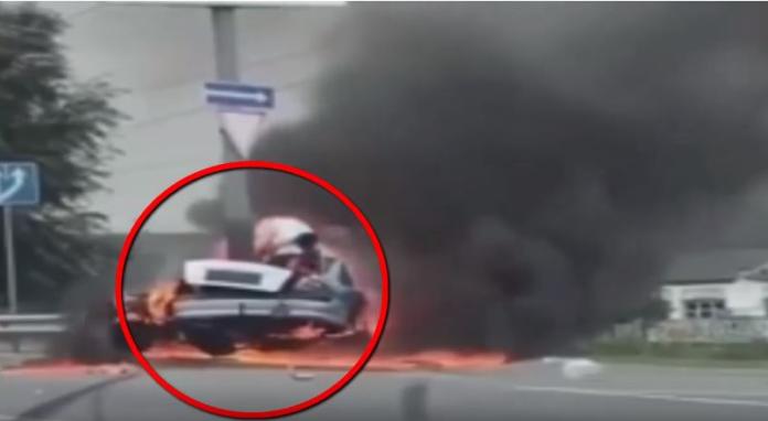 ▲在烏克蘭的一處公路上，一輛車子起火燃燒，所幸男駕駛最後順利逃出車外。（圖／國際中心翻攝）