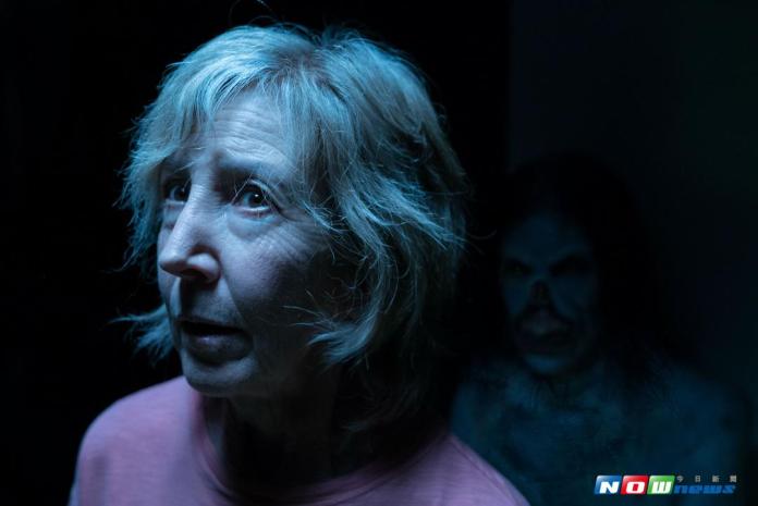 ▲琳雪伊（左）回歸飾演靈媒愛麗絲。（圖／索尼，2017.09.06）