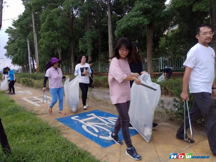 環球教職員工生攜手將周遭道路的垃圾清除並做好分類。（圖／記者蘇榮泉翻攝，2017.09.06）