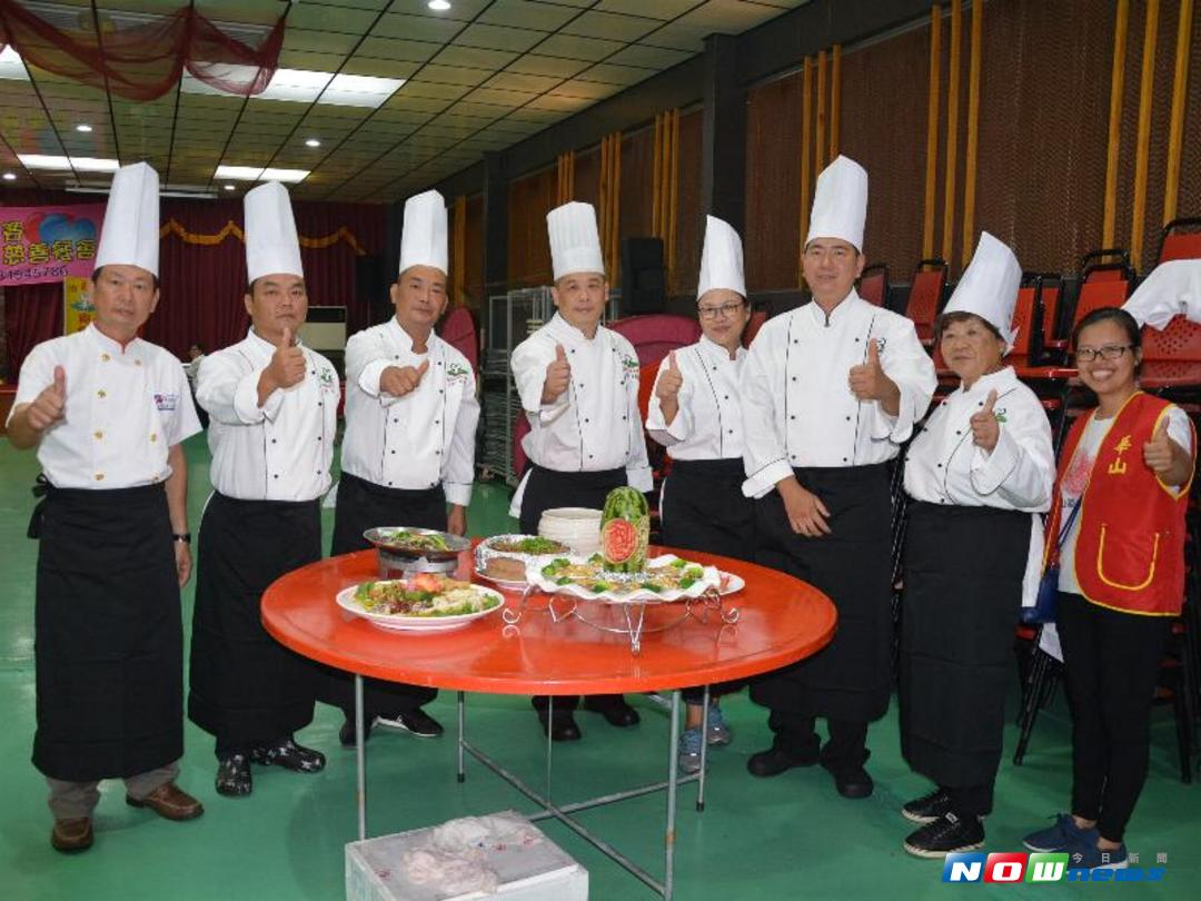 ▲由廚師工會多位理監事，親自為長輩準備的菜色。（圖／記者郭政隆攝影2017.9.6）