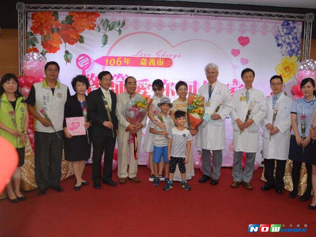 ▲郭丁福兩夫婦的女兒和孫子也驚喜現身獻花，表達心中無限感恩和謝意。（圖／記者郭政隆攝影2017.9.6）