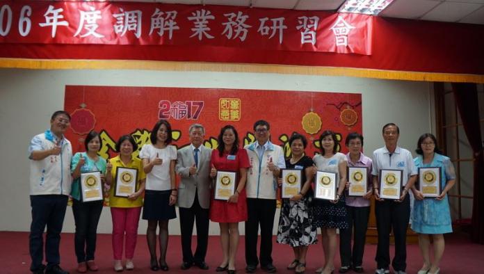▲新竹縣長邱鏡淳頒獎肯定績優調解委員和單位。（圖／新竹縣政府提供 , 2017.09.06）