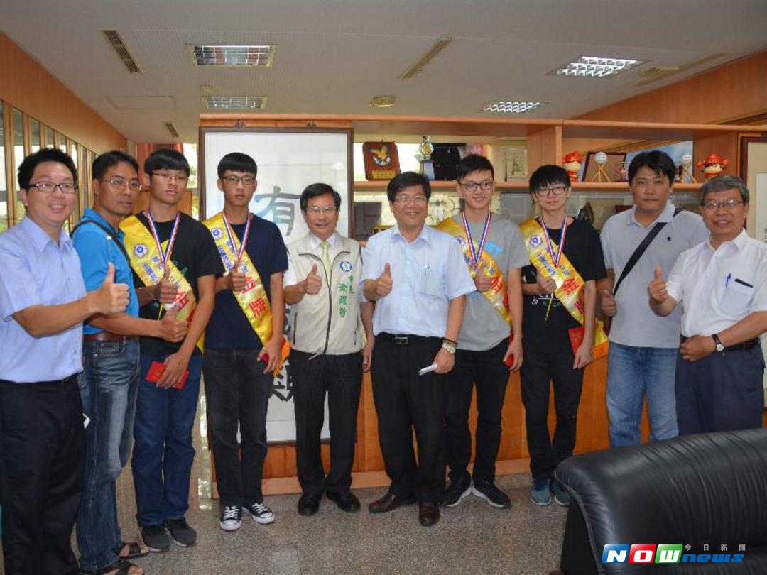 ▲得獎學生與指導老師和校長、市長合影。（圖／記者郭政隆攝，2017.9.5）