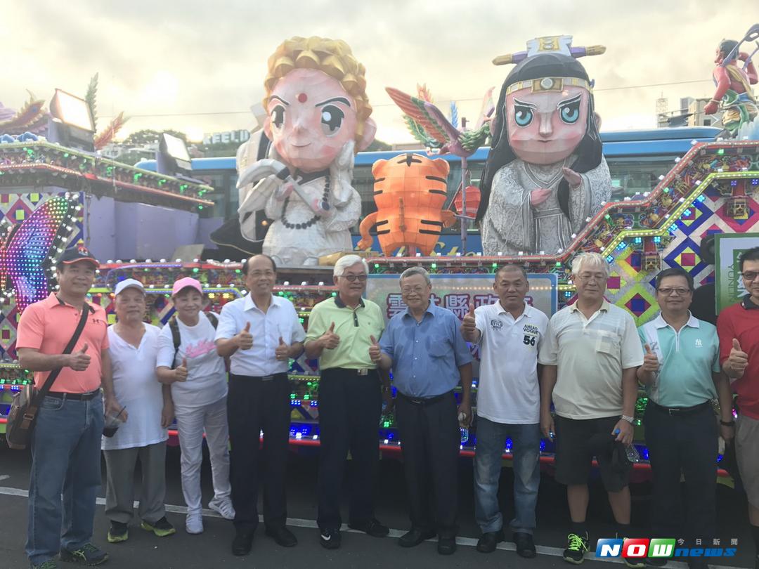 ▲縣長李進勇、虎尾鎮鎮長林文彬及基隆市雲林縣同鄉會吳萬居理事長共同參加「雞籠中元祭」放水燈遊行。（圖／蘇榮泉攝 , 2017.09.05）