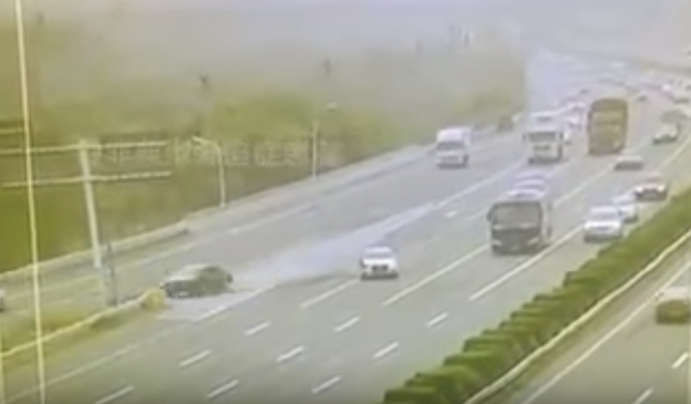 ▲生死一瞬間，遇三寶遭撞飛一秒下交流道。（圖／翻攝自爆廢公社）