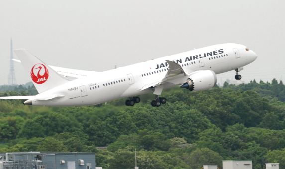 ▲日本航空一架班機5日在飛行時突然引擎起火，緊急返回東京羽田機場降落。（圖／翻攝自獨立報）