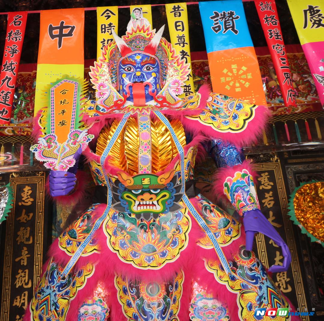 ▲身穿戰甲的手工紙紮大士爺，不僅是中元普渡法會中的鎮煞要角，色彩豐富的神尊，也成為法會中的必看亮點。（圖／記者陳志仁攝，2017.09.05）