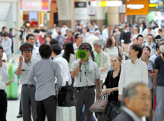 ▲日本鐵路5日出現大規模停電，導致多班列車延誤，對不少民眾造成影響。（圖／翻攝自朝日新聞）