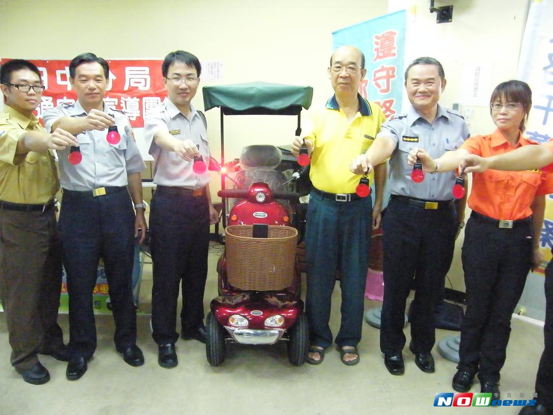 ▲田中警分局舉辦「日日護高齡平安行」宣導活動，致贈長者走路掛在腰間、騎腳踏車或掛在輔具機車上的示警燈，藉以減低車禍發生。（圖／記者陳雅芳攝，2017.9.5）
