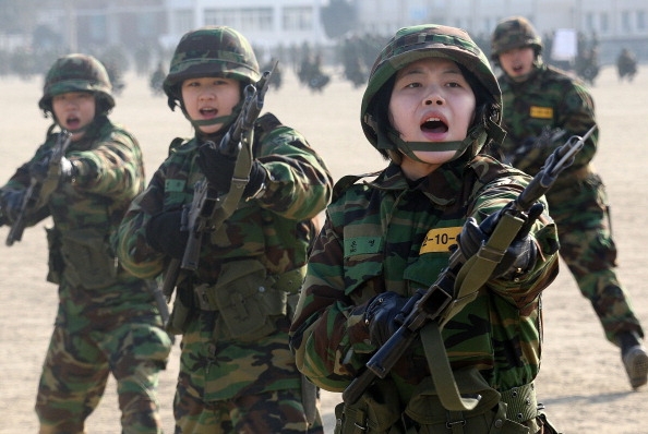▲青瓦台的請願網站有網友發起女性徵兵連署，認為南韓女性也該一起加入保家衛國的行列。（圖／Getty Images News , 2017.09.05）