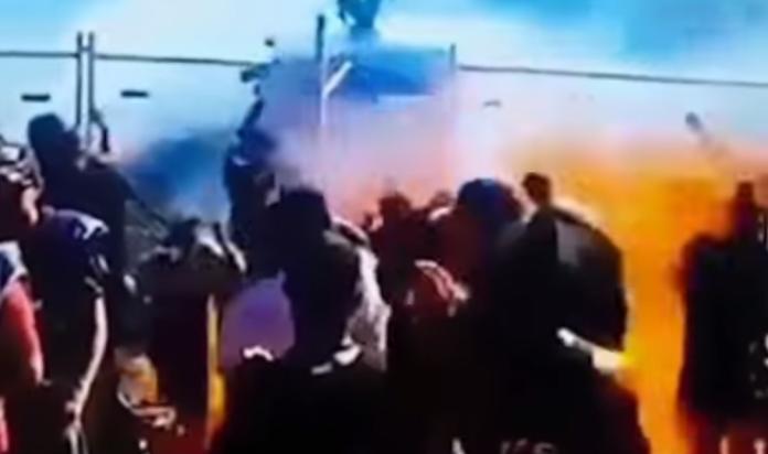 澳洲賽車起火燃燒，烈焰噴往觀眾席，造成12人重傷。（圖／截圖自YouTube）