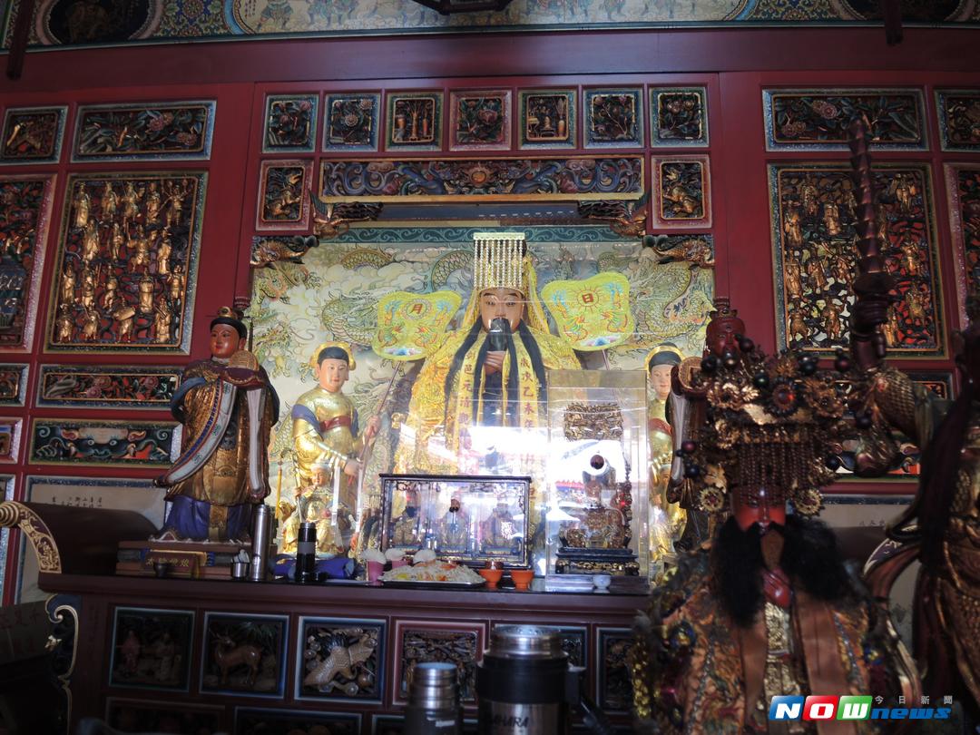 ▲三官大帝中的地官大帝\\(右\\)職司赦罪其聖誕日，即中元節。（圖／記者陳雅芳攝，2017.9.4）