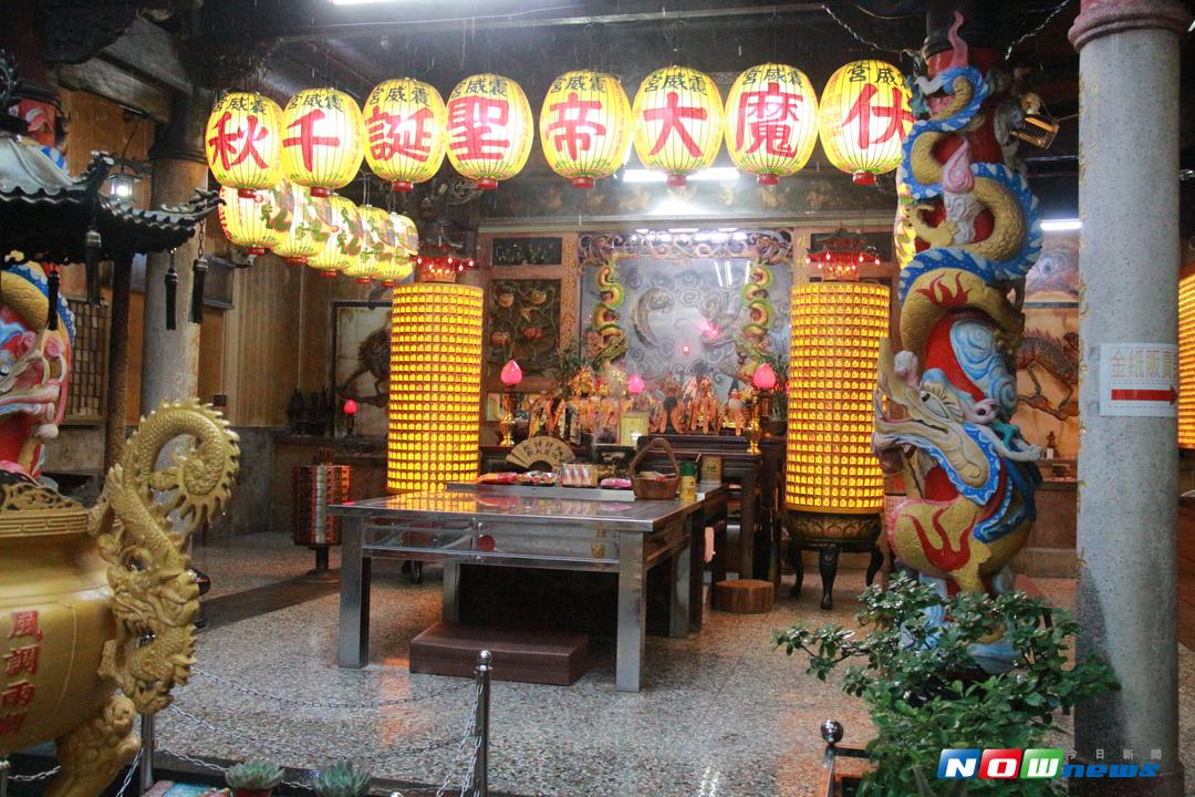 ▲中元節，溪州鄉震威宮供奉主神鍾馗依例開香、祭拜，但，祭祀過程廟門是關閉的，很特殊。（圖／記者陳雅芳攝，2017.9.4）