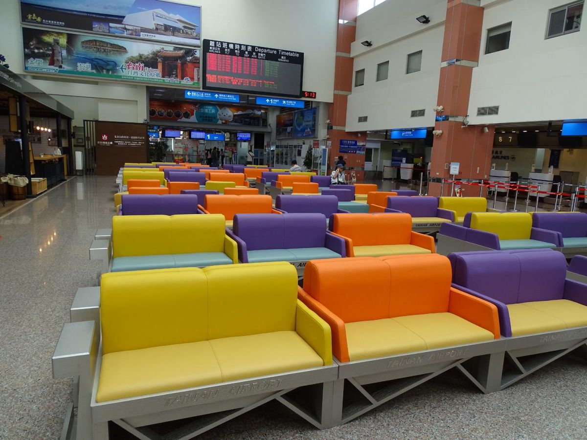 ▲台南機場改裝彩色座椅，以提升旅客候機時的舒適度，頗受旅客讚賞。（圖／台南航空站提供，2017.09.04）