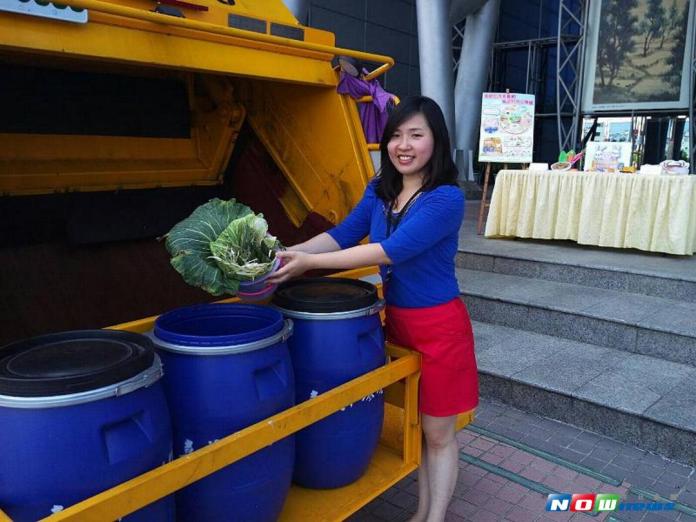 孫意惇科長表示，菜葉及蔬菜皮都可以當作廚餘回收。（圖／記者郭政隆攝，2017.9.4）
